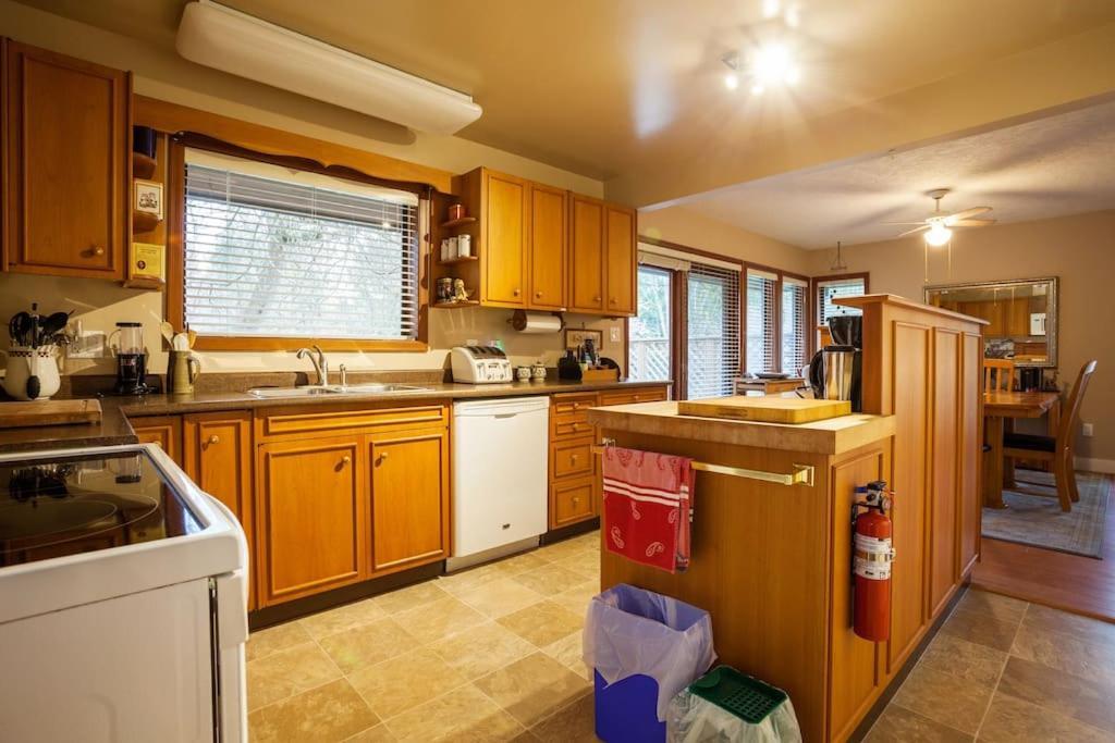 Coles Bay Vacation Retreat Βίλα North Saanich Εξωτερικό φωτογραφία